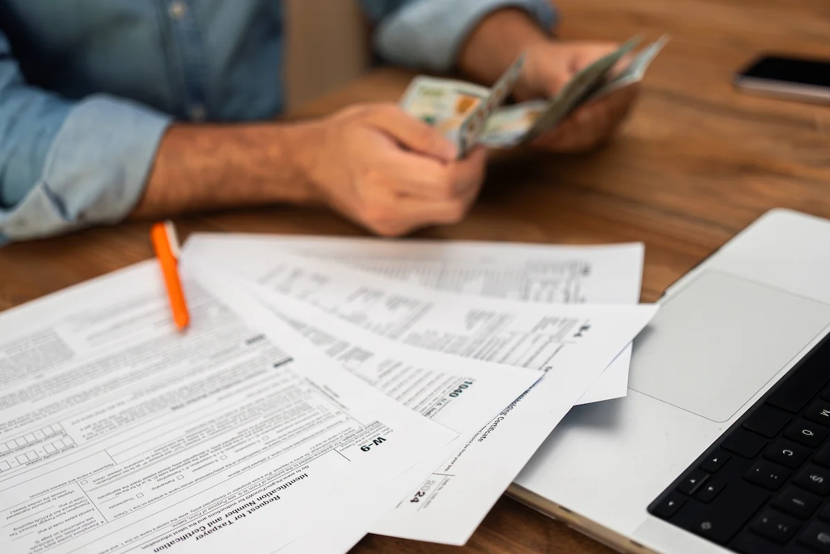Cómo facturar a clientes de la UE: IVA, VAT y menciones obligatorias